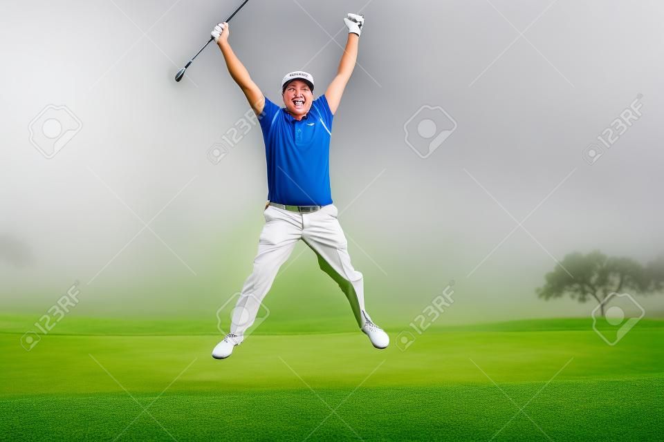 Возбужденные игрок в гольф прыгает вверх и улыбается на камеру на туманный день на поле для гольфа