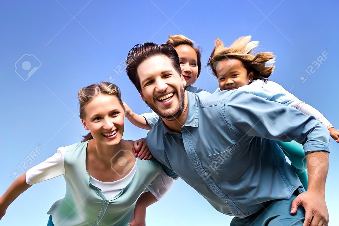 Felices padres con sus hijos en el campo