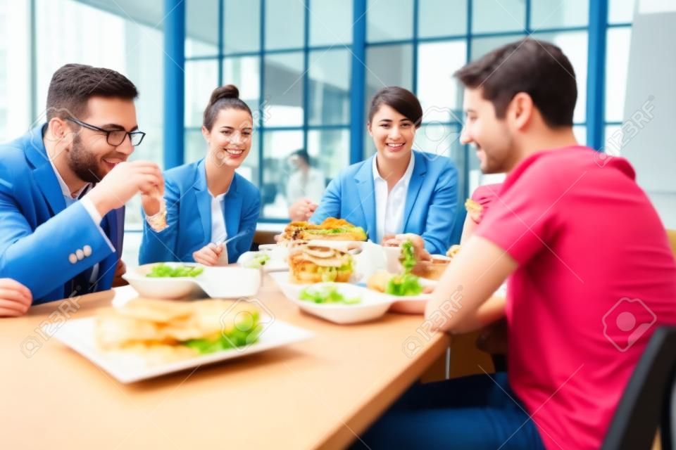 Los empresarios jóvenes que almuerzan juntos