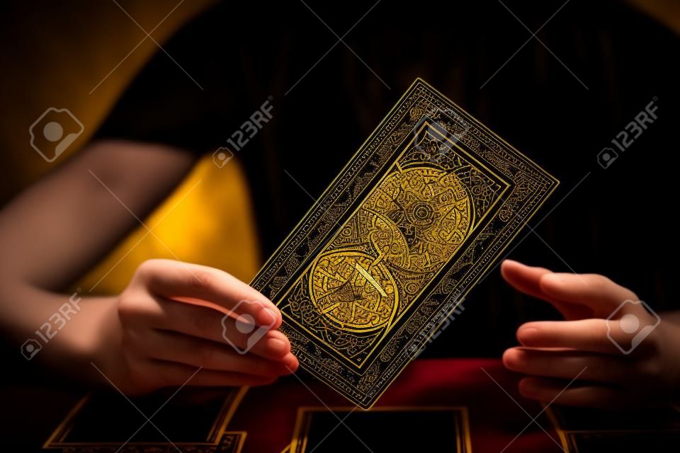 Wahrsagerin mit Tarot-Karten auf schwarzem Hintergrund