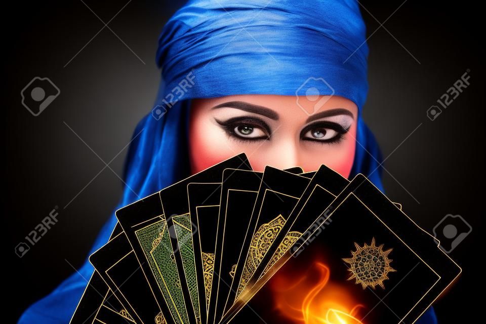 Wahrsagerin mit Tarot-Karten auf schwarzem Hintergrund