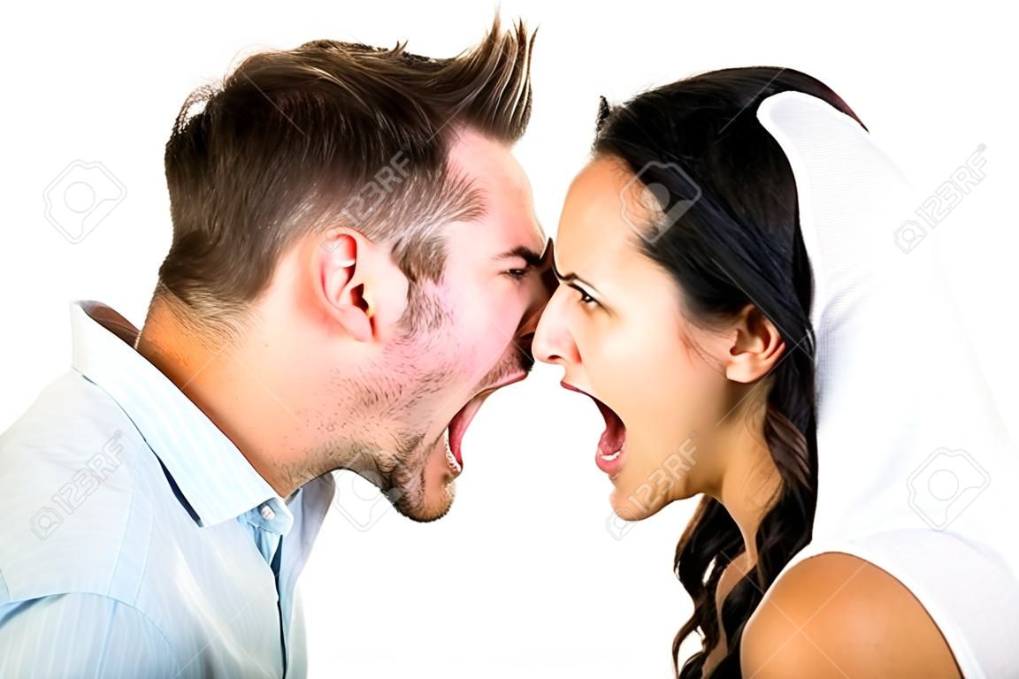 La cabeza a cabeza gritando pareja que tengan argumento sobre fondo blanco
