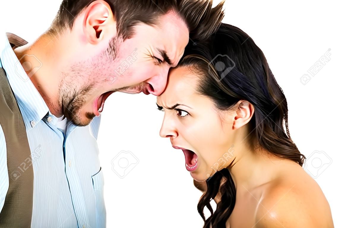 La cabeza a cabeza gritando pareja que tengan argumento sobre fondo blanco