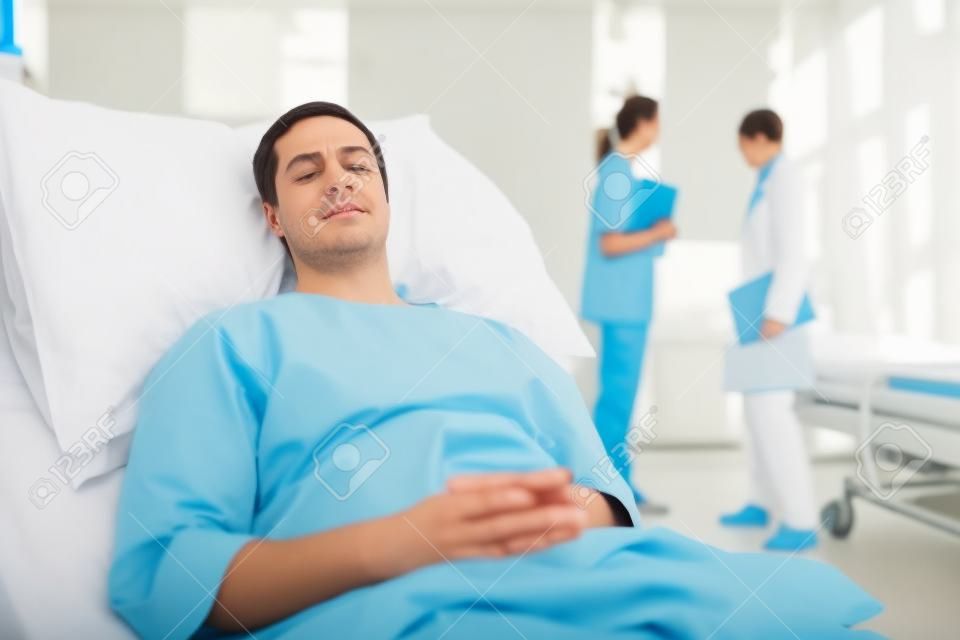 病患者在醫院躺在床上