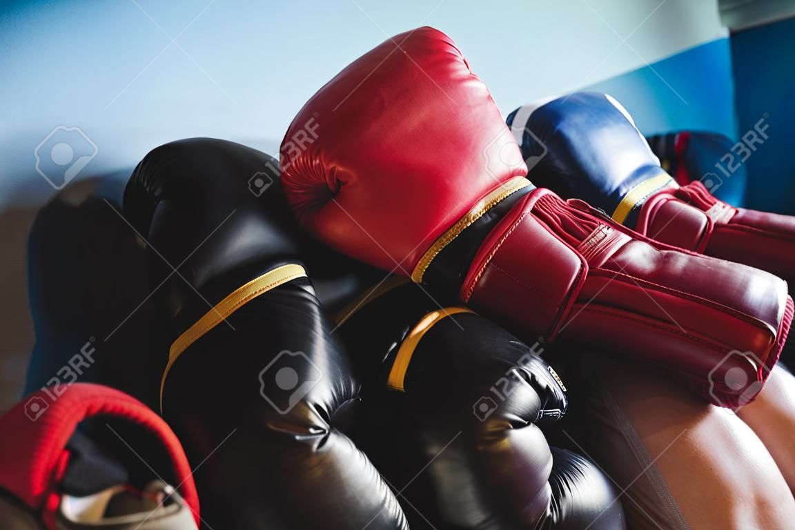 Kick-Boxer Wahl Handschuhe in Fitness-Studio