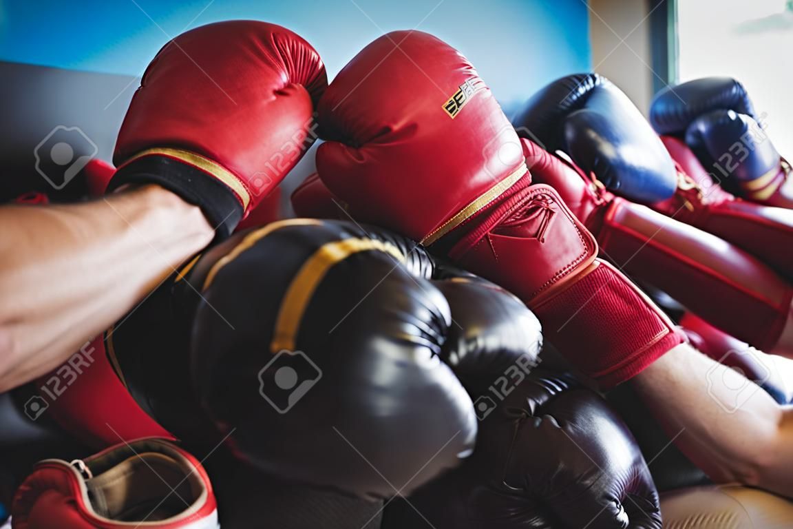 Kick-Boxer Wahl Handschuhe in Fitness-Studio