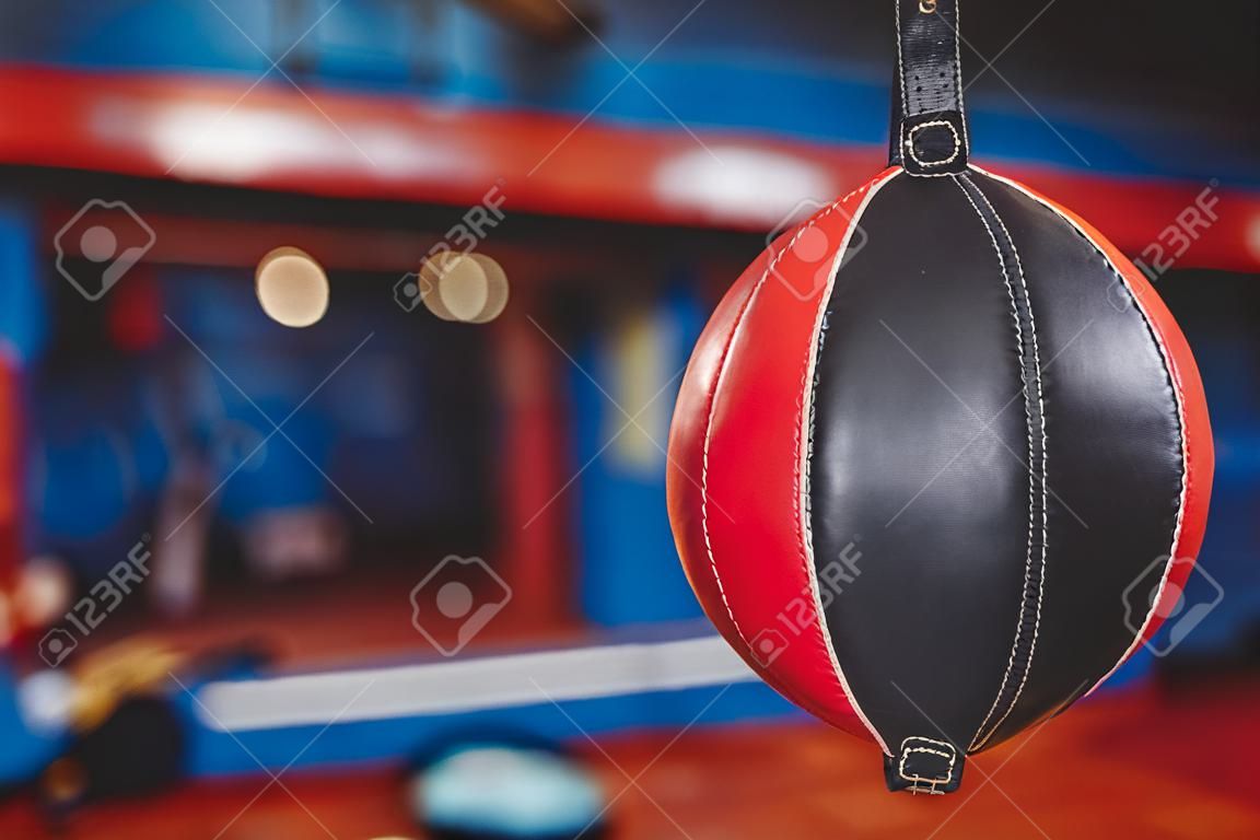 Close-up van een boksbal in fitnessstudio
