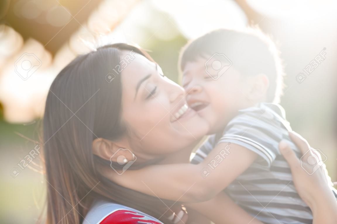 Single Mama zu Fuß mit Sohn zusammen mit glücklichen Gesicht