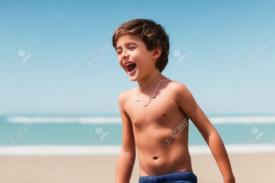 Niño feliz en la playa