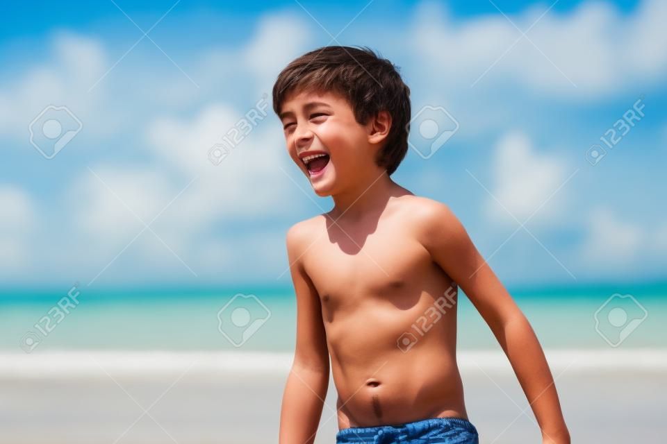Niño feliz en la playa