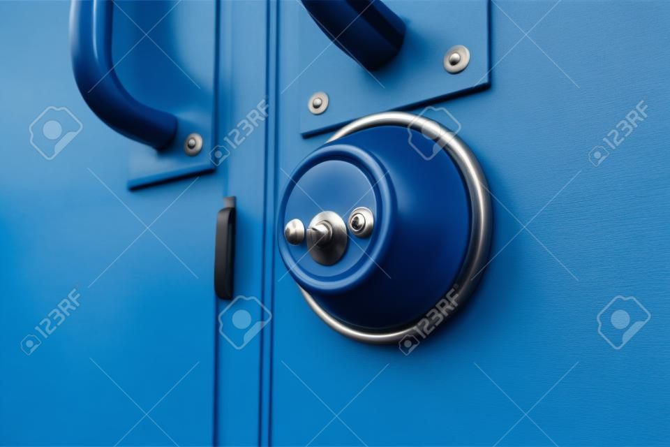 Puertas bicolor azul oscuro y azul claro con tirador de acero