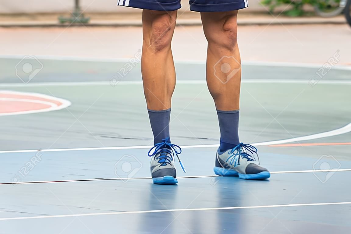 Un uomo con le gambe arco fisiologici