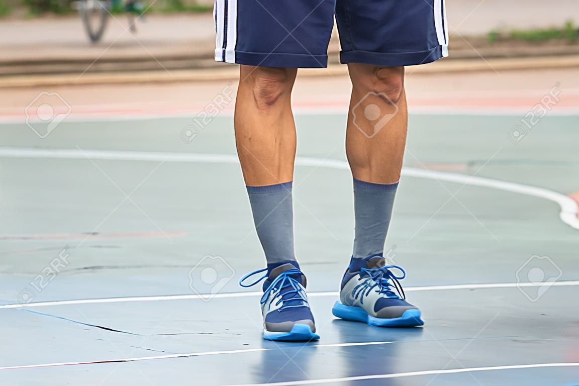 Un uomo con le gambe arco fisiologici