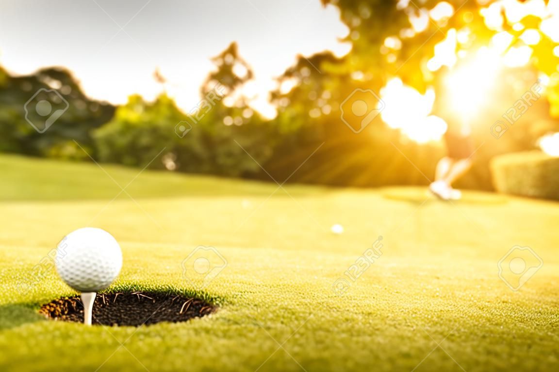 Golfballen en golfclub op groen gras