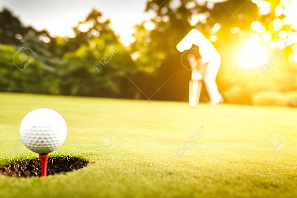 Golfballen en golfclub op groen gras
