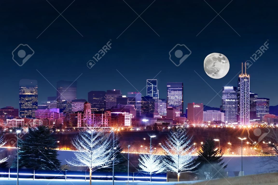 丹佛天際線西側。夜在科羅拉多州。丹佛市中心與月亮。美國。