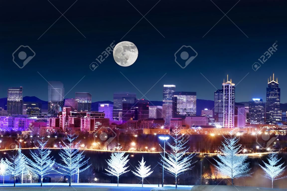 丹佛天际线西侧夜晚在市中心的丹佛与月亮美国
