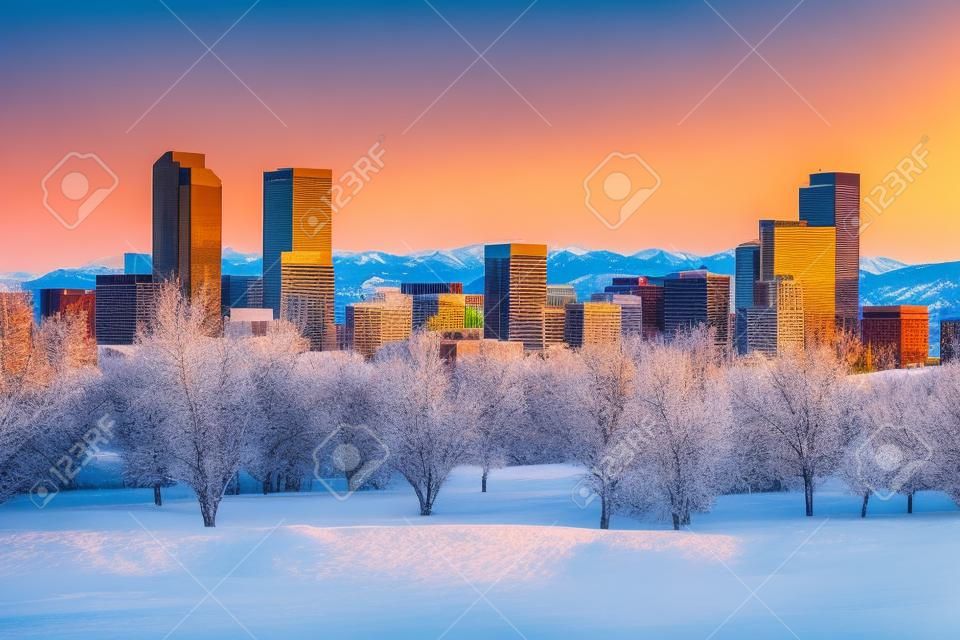 Ensoleillé Denver Skyline. Printemps dans le Colorado. Denver Skyline et enneigées des montagnes Rocheuses.