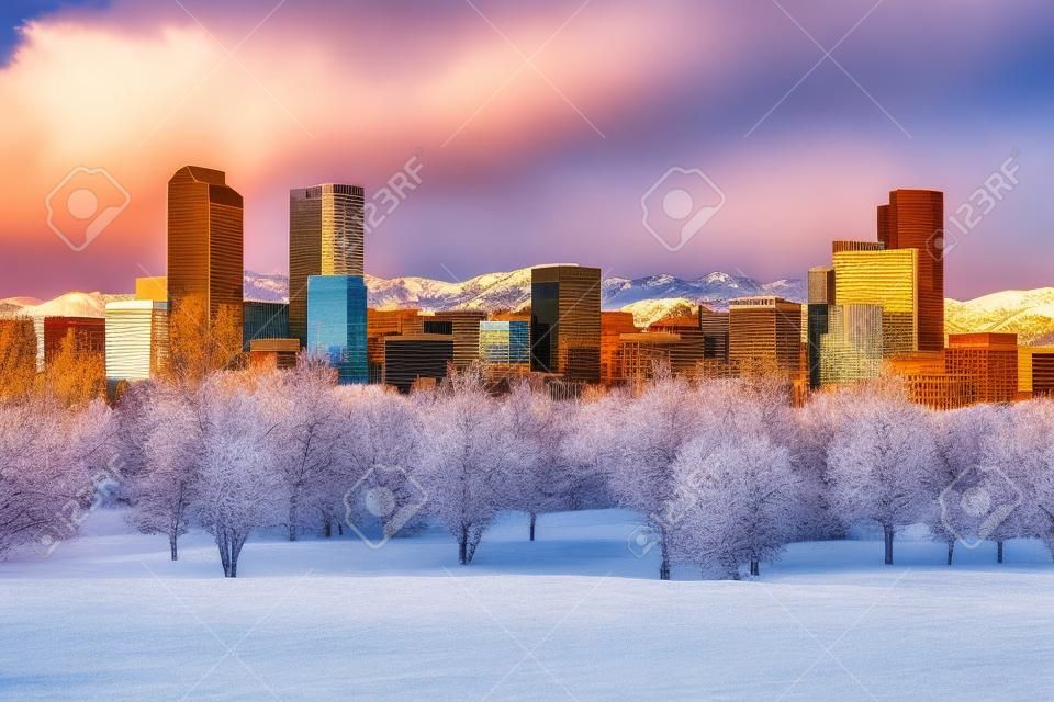 Sunny Denver Skyline. La primavera en Colorado. Horizonte de Denver y nevadas Montañas Rocosas.