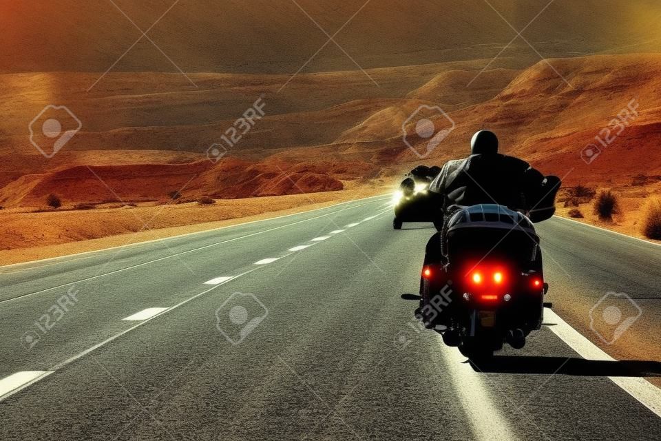 Biker équitation de moto sur le Nevada Highway, USA. La moto Thème.