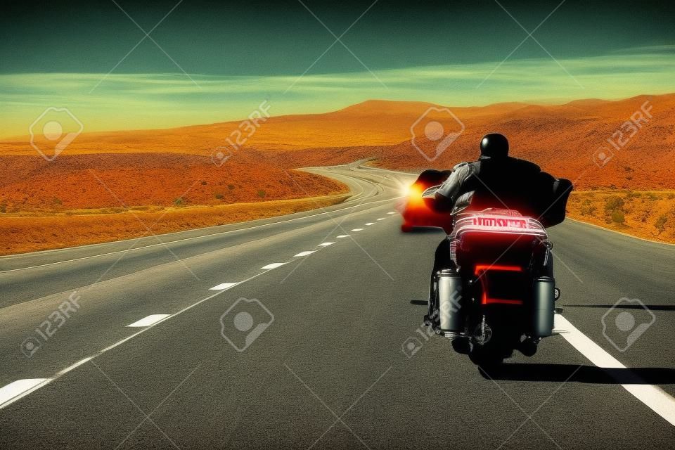 Байкер езда мотоцикла на шоссе Невада, США. Байкеров тему.