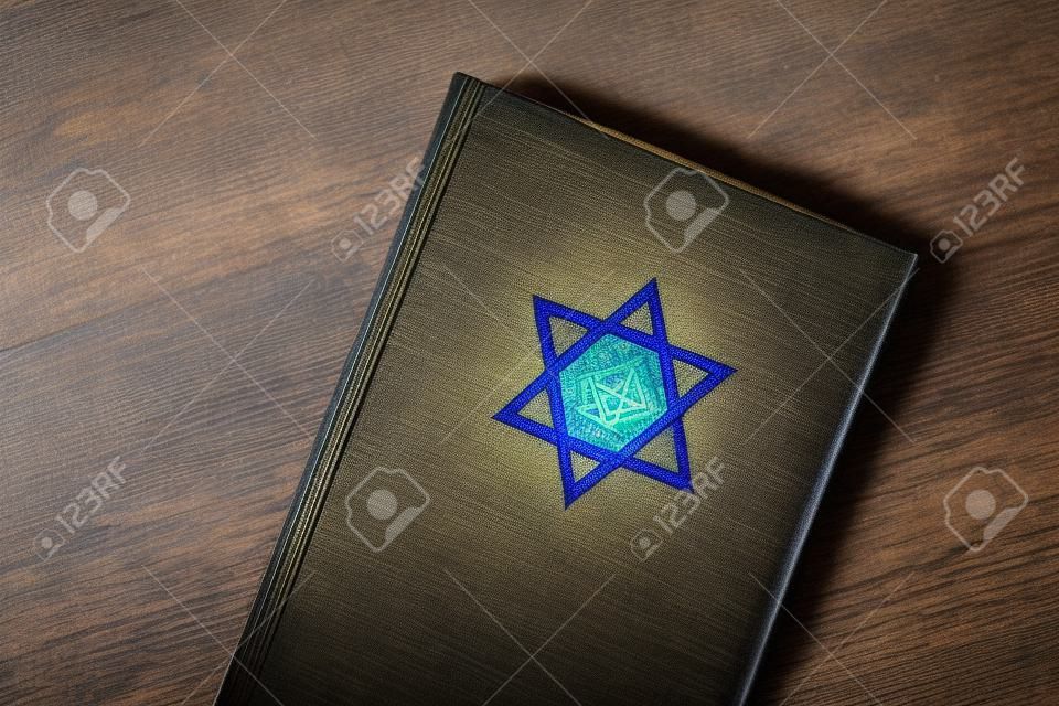 Oración antiguo libro con el judaísmo Estrella de David símbolo en la cubierta.