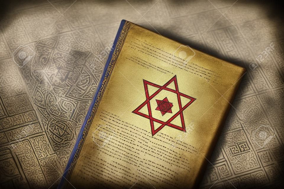 Oración antiguo libro con el judaísmo Estrella de David símbolo en la cubierta.