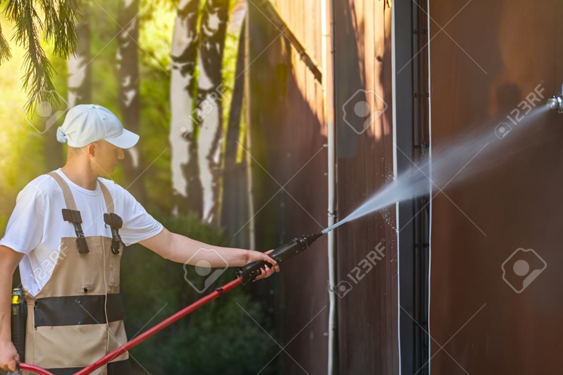 车库门水清洗车库墙壁和门强大的高压水洗白人工人清洁建筑元素