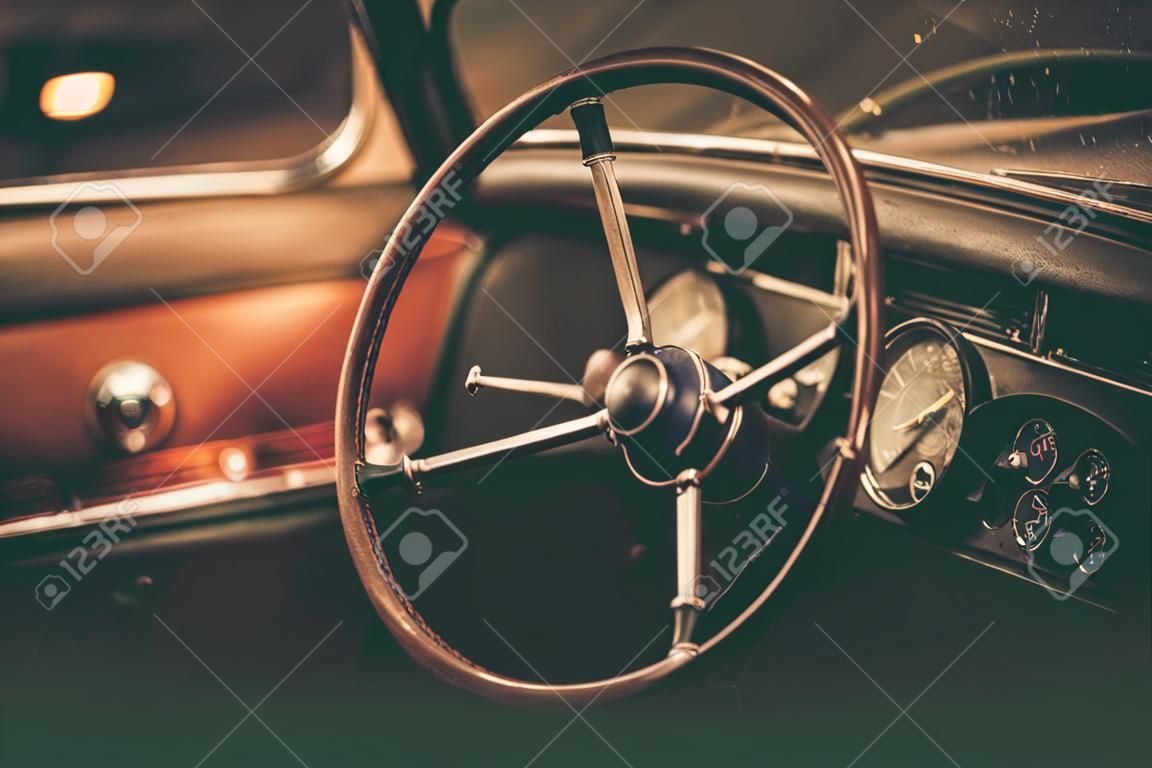 Leeftijd klassieke auto interieur. Vintage voertuig restauratie thema. Geschiedenis van het Amerikaanse vervoer