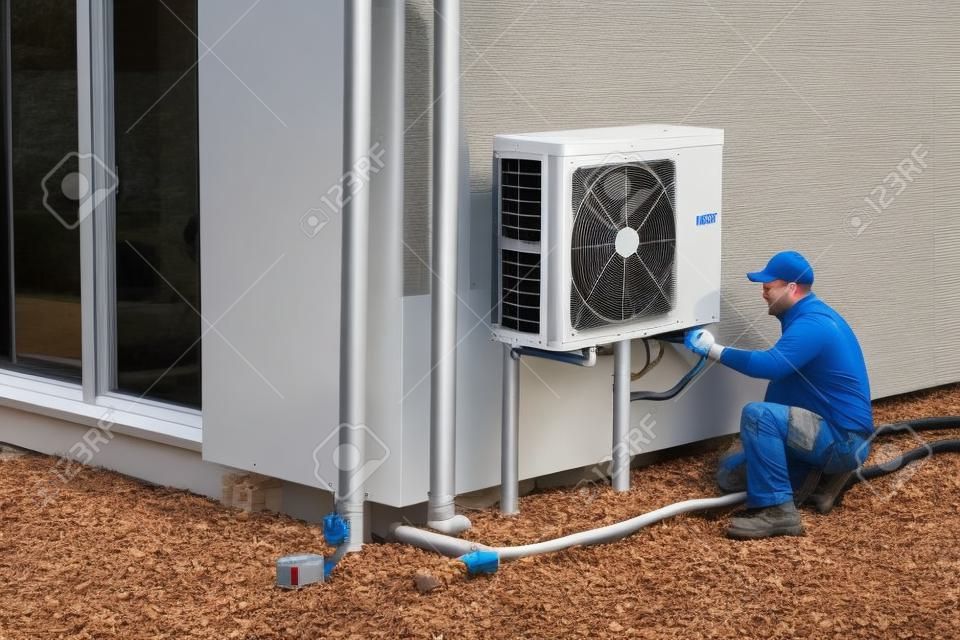 Progetto di installazione della pompa di calore. Tecnico caucasico di riscaldamento e raffreddamento che installa un nuovo dispositivo.
