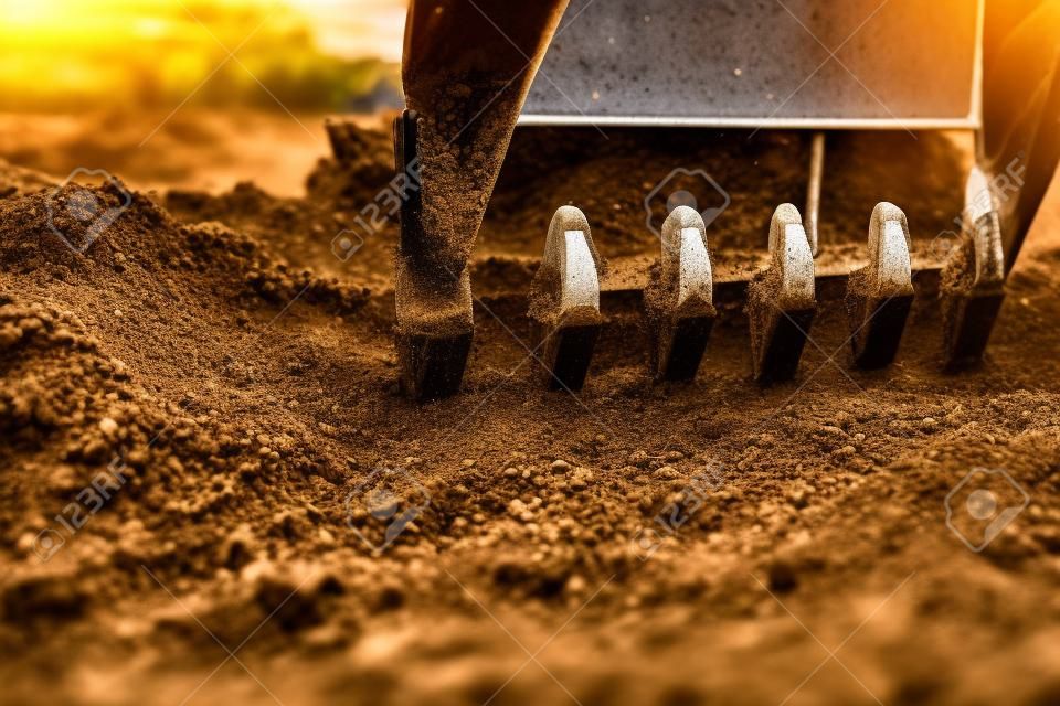 Libre d'une pelle excavatrice creusant dans la terre à la construction de routes
