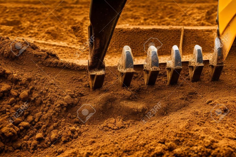 Libre d'une pelle excavatrice creusant dans la terre à la construction de routes