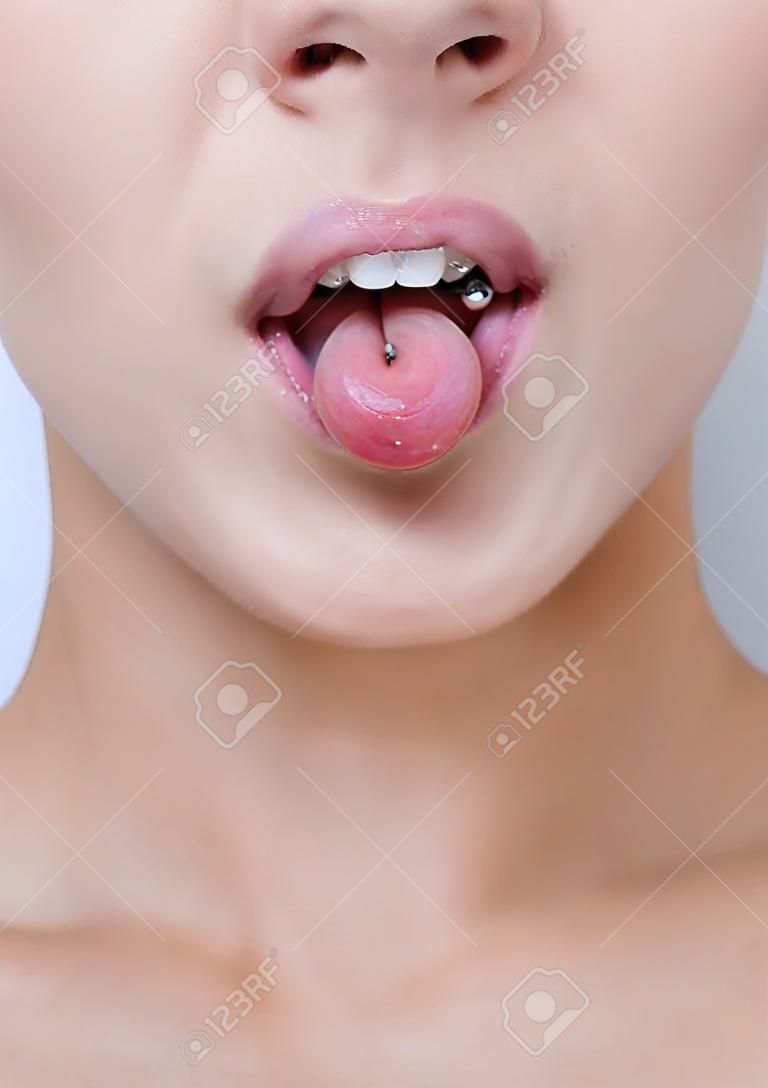 Bella donna conficca fuori la lingua e mostrando il suo giovane penetrante