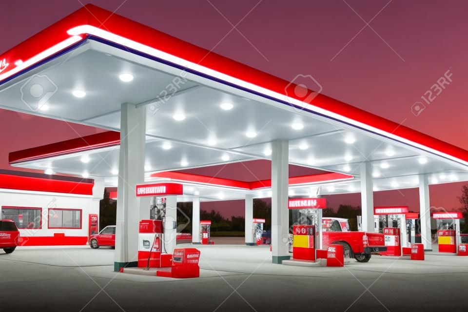 小売りのガソリン スタンドとコンビニエンス ストア/早期夜時間の露出現代小売りのガソリン スタンドです。識別のロゴおよび商標すべて削除されているし、駅ですか？ s オリジナルの配色を交換