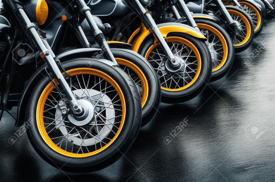 Zeile der Motorräder geparkt zusammen an einem regnerischen Tag