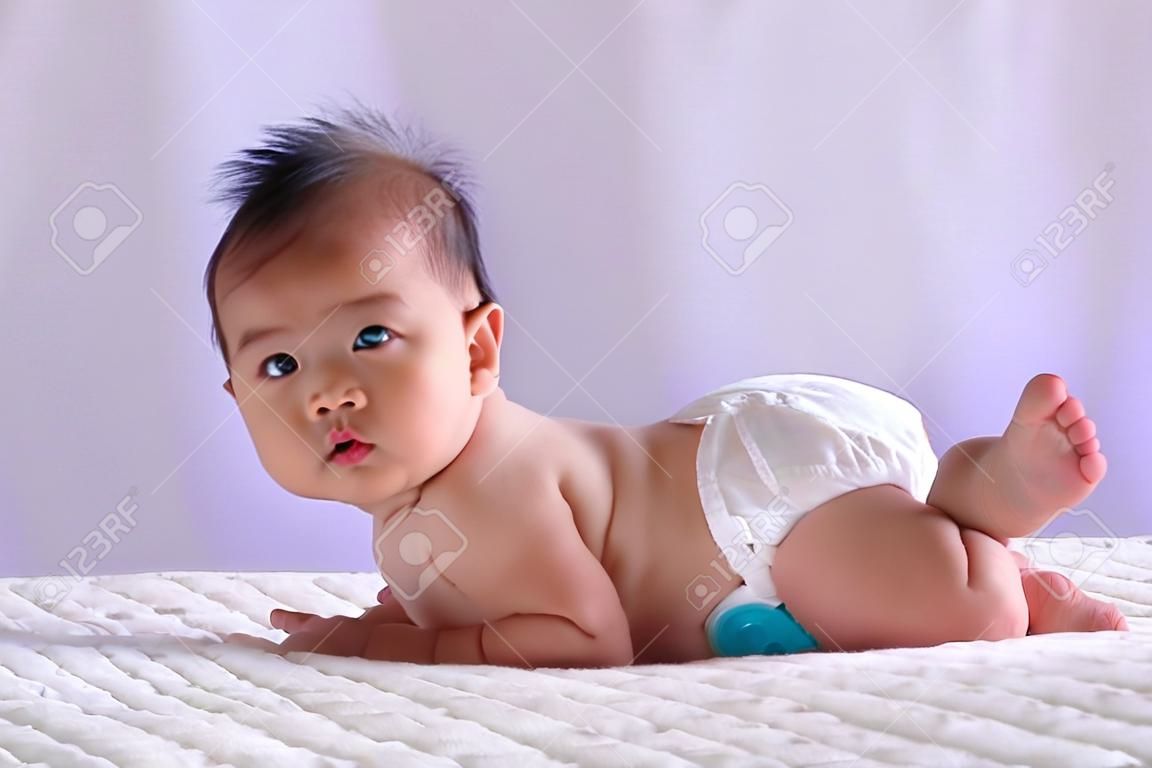 lindo bebé de asia mirando de usted. Ella es de seis meses. es mi hija.
