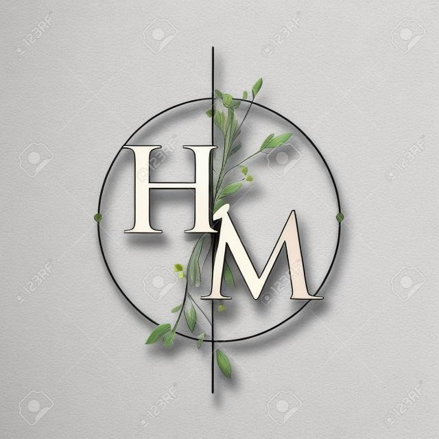 Początkowe logo litery hm z ręcznie narysowanym kwiatowym, początkowym logo czcionki ślubnej z kółkiem i kwiatami.