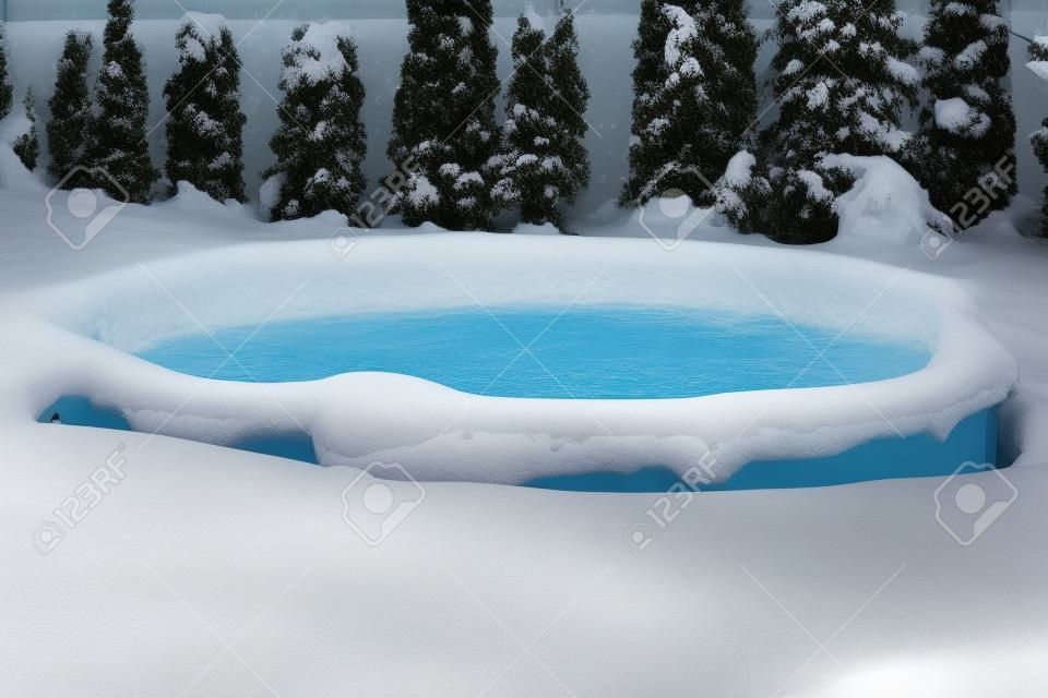 Startseite Pool mit Schnee bedeckt