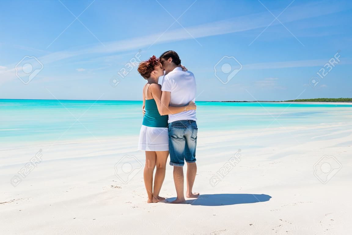 Pareja joven abrazados en una playa del Caribe