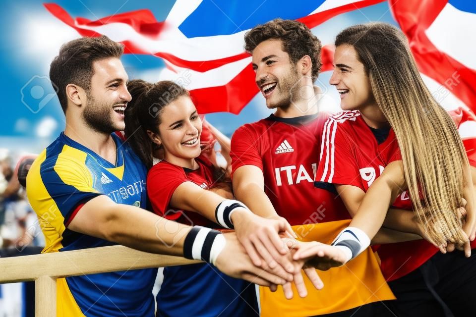 スタジアムで一緒に異なる国からの幸せなサポーター。イタリア、ドイツ、スペイン、ブラジル、その他の国のファンが一緒に試合を楽しんでいます。スポーツ、尊敬、フェアプレーの概念