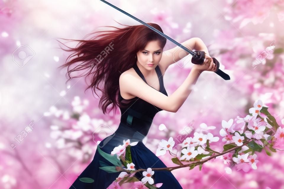 Prachtige Brunette met katana zwaard in de lente florale omgeving