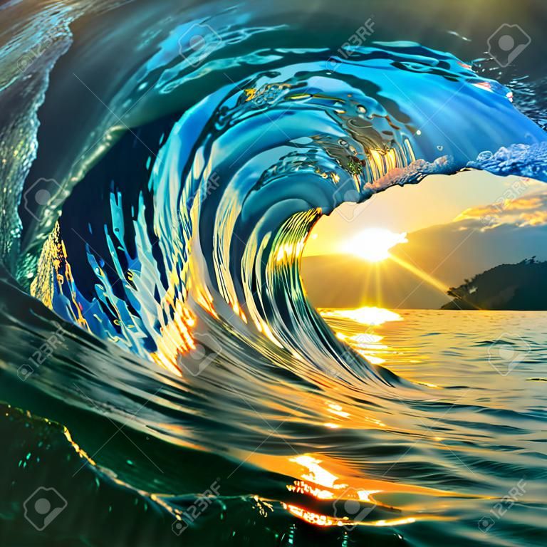 rugueuse vague de l'océan de couleur tombant à l'heure du coucher du soleil
