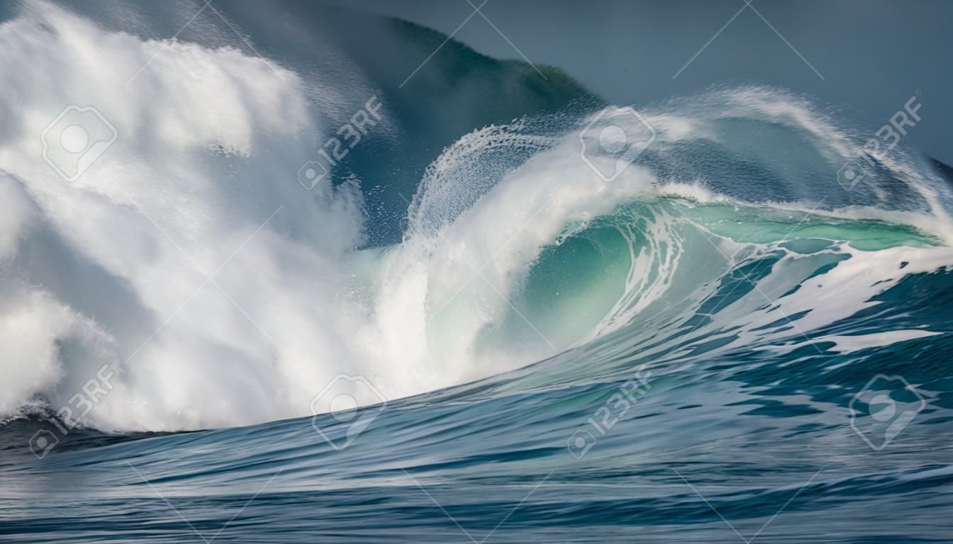 Enormes ondas batendo no oceano. Fundo do ambiente Seascape. Textura da água com espuma e respingos. spots havaianos do surf com ninguém