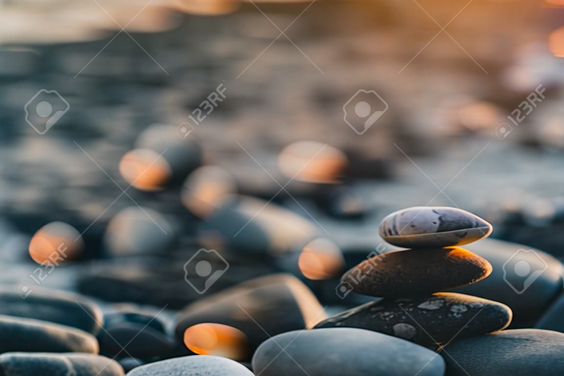 pirâmide dobrada pedras de seixo Zen na praia do mar ao pôr do sol