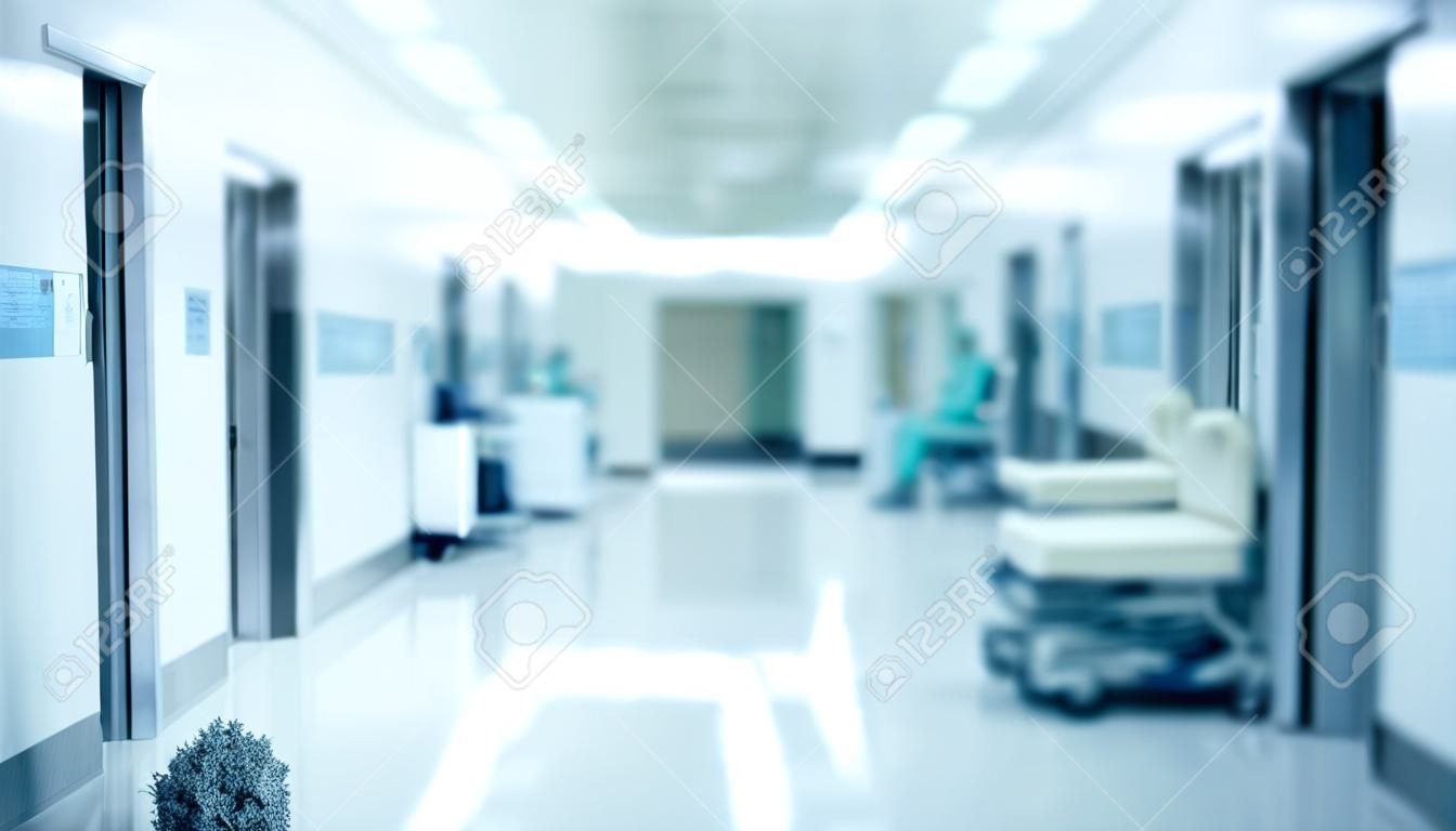 Interno moderno del corridoio di terapia intensiva dell'ospedale, concetto medico e sanitario