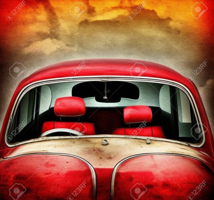레트로 필터에 오래 된 빨간 차와 하늘 배경