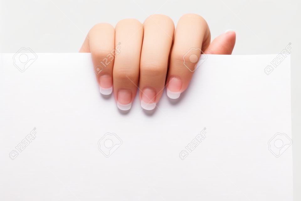 Weibliche Hand hält ein leeres Blatt Papier. Isoliert auf einem weißen Hintergrund.
