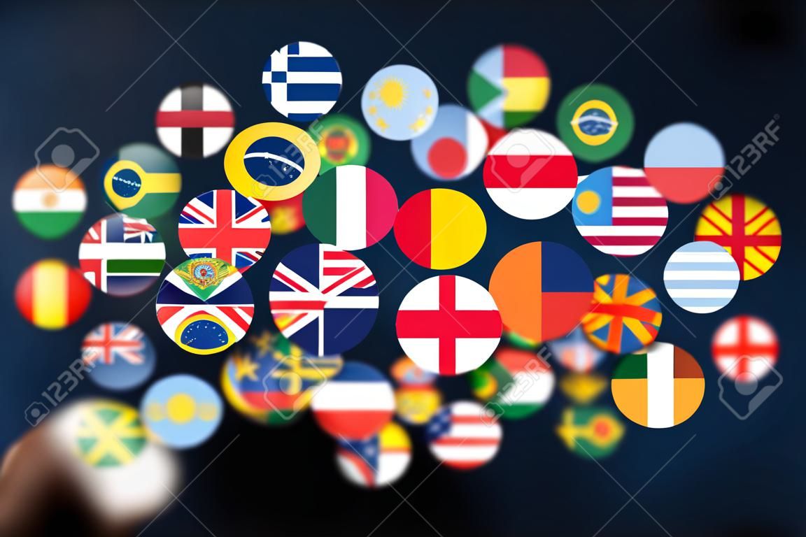 Una mano che seleziona dalle icone di tutte le diverse bandiere dei paesi