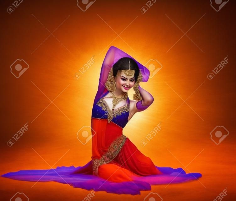Schönheit junge Mädchen tanzen mit orangefarbenen Schleier