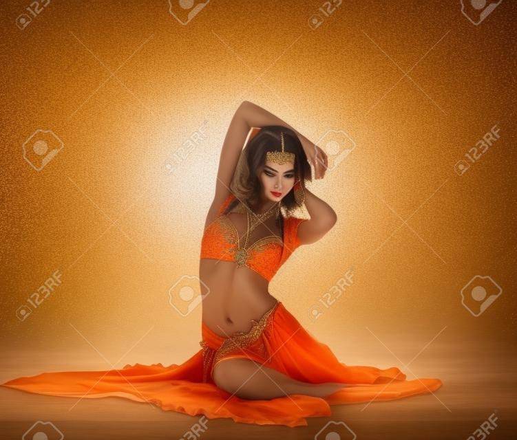 Schönheit junge Mädchen tanzen mit orangefarbenen Schleier